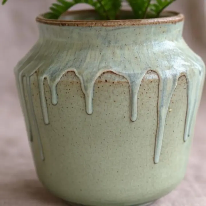 Ręcznie wykonane ceramiczne donice o organicznych kształtach